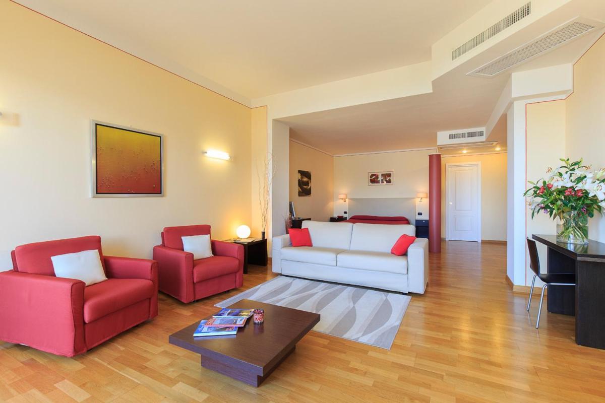 Hotel Residence La Luna Nel Porto ستريزا المظهر الخارجي الصورة
