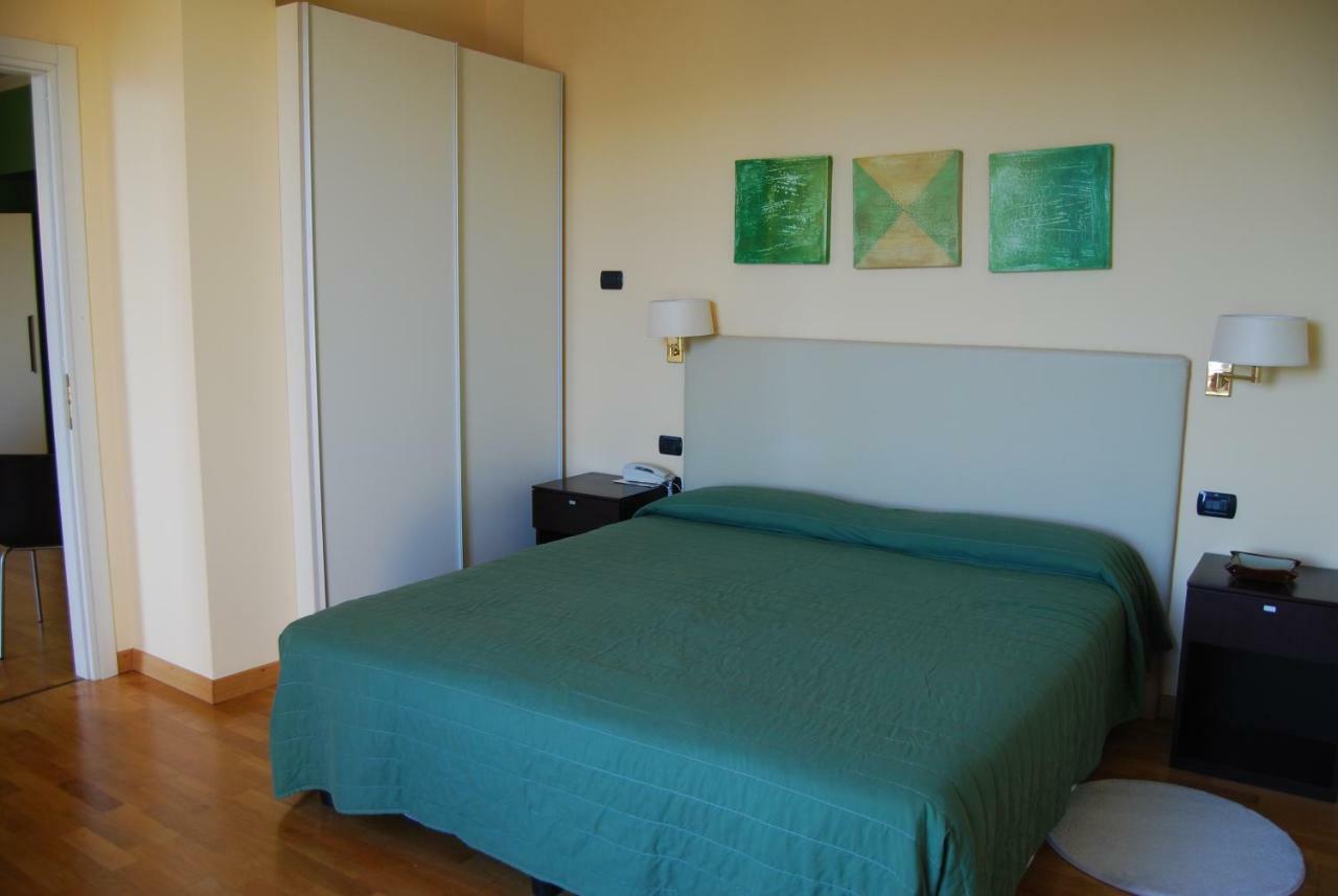 Hotel Residence La Luna Nel Porto ستريزا المظهر الخارجي الصورة